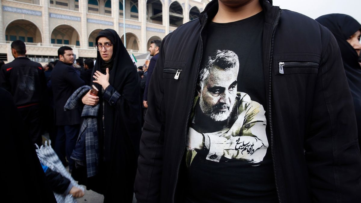 Nechtěl nosit tričko s mrtvým velitelem. Teď íránský vzpěrač žádá o azyl v Norsku